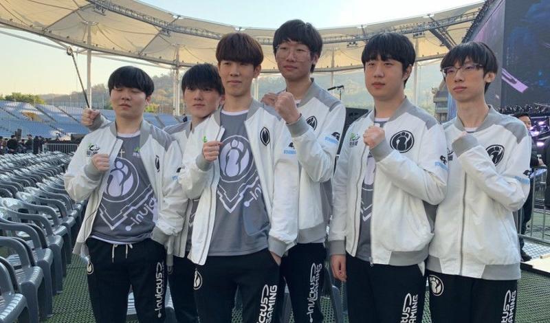 座无虚席 座无虚席